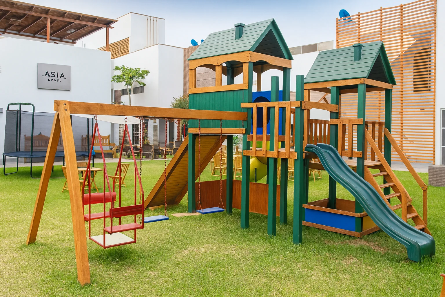 Juegos para niños en el jardín del hotel