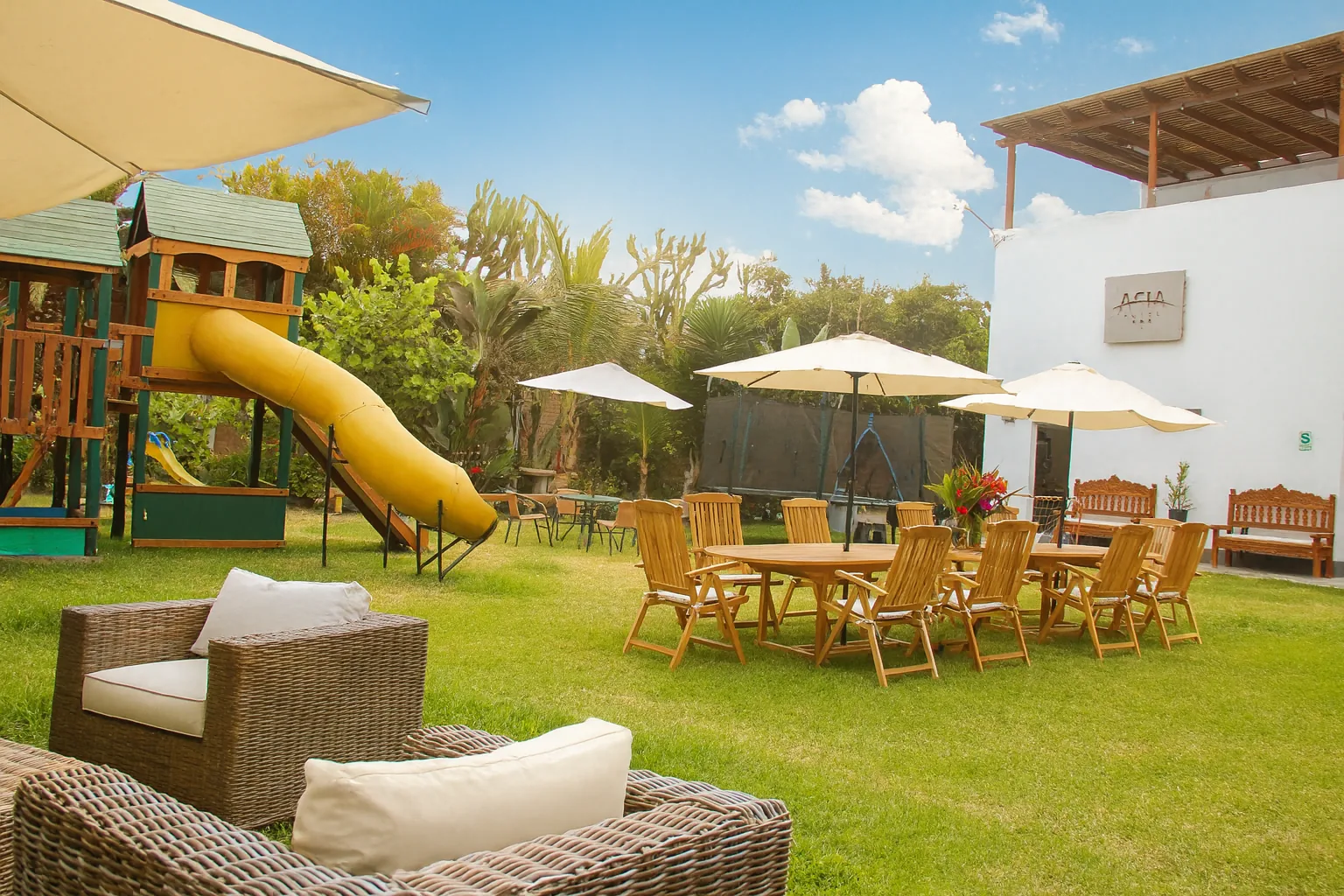Jardín de Asia Hotel con terraza, sombrillas y juegos para niños